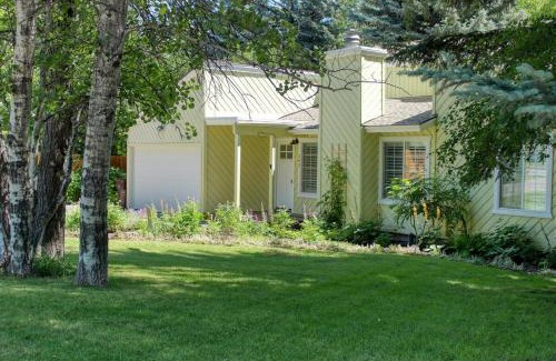 Sun Valley House | Cozy Ketchum Home - Dog-Friendly Yard, Hot Tub!