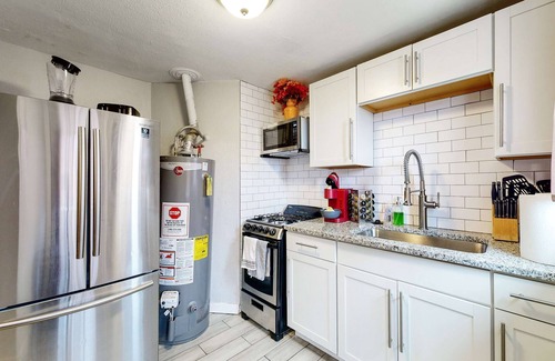 Dupont House | Cozy King Bed Hideaway Near Top Concerts & Sports
