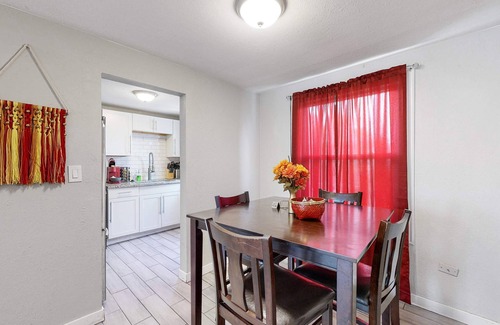 Dupont House | Cozy King Bed Hideaway Near Top Concerts & Sports