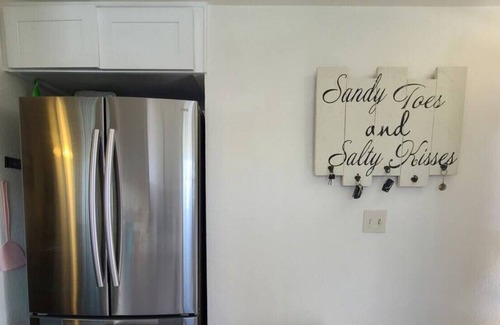 West Newport Apartment | Cozy Kings Quarters by Beach