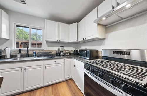 Clearlake House | Cozy Lake Escape 2-bedroom house with WiFi, AC in delightful Clearlake