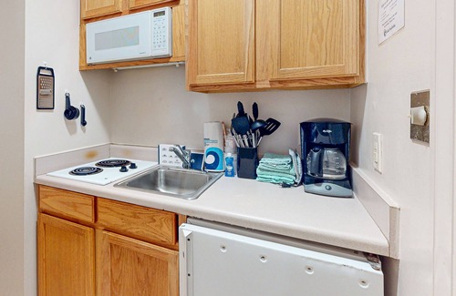 Lake Junaluska Apartment | Cozy Lake Junaluska retreat with pool, tennis, golf, and scenic outdoor activit