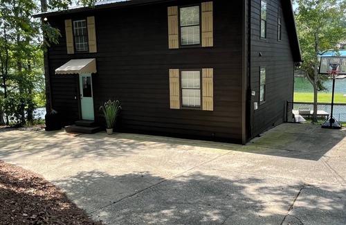 Alexander City House | Cozy Lake Point Home in Jackson's Gap with WIFI, kayaks, and amenities galore