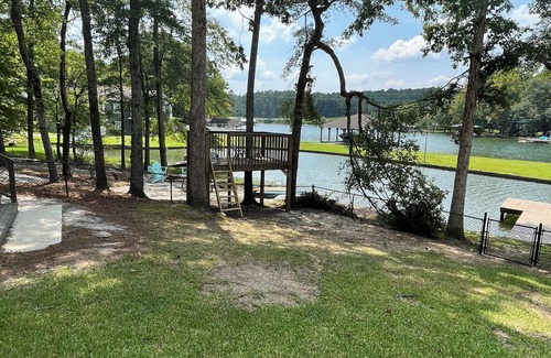 Alexander City House | Cozy Lake Point Home in Jackson's Gap with WIFI, kayaks, and amenities galore