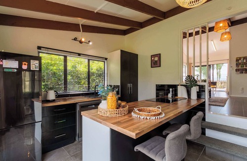 Hamurana House | Cozy Lake Retreat | Lake Views, Amazing Games Room