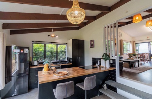 Hamurana House | Cozy Lake Retreat | Lake Views, Amazing Games Room