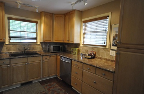Hayesville Cabin | Cozy Lakefront 2-bedroom cabin on Lake Chatuge in Hayesville Bonus sleeping area