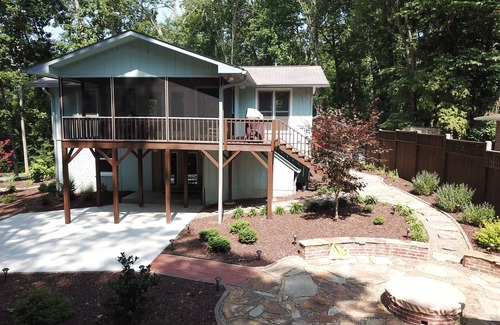 Hayesville Cabin | Cozy Lakefront 2-bedroom cabin on Lake Chatuge in Hayesville Bonus sleeping area