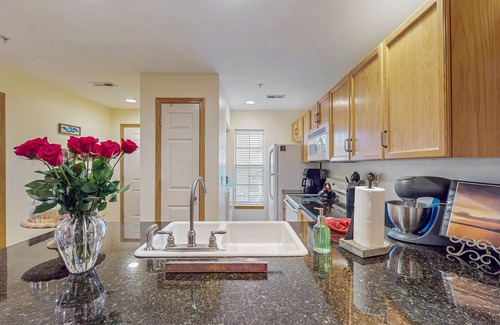 Hollister Condo | Cozy lakefront condo w/two primary suites, sunroom & shared pool