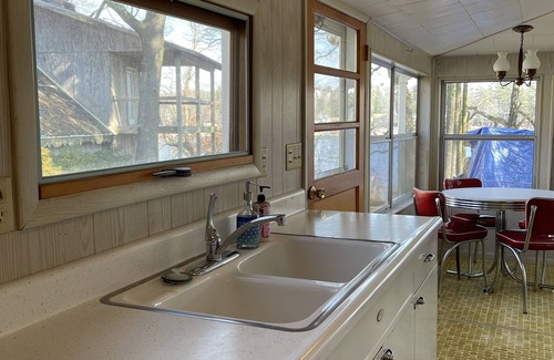 Twin Lake Cottage | Cozy lakefront cottage on all sports Hart Lake