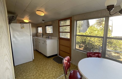 Twin Lake Cottage | Cozy lakefront cottage on all sports Hart Lake