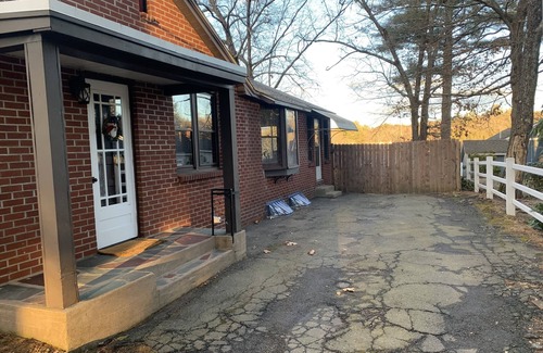 Wilbraham House | Cozy Lakefront Cottage