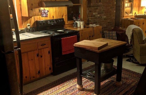 Cooper Cabin | Cozy Lakefront Family Camp