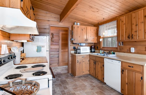Lac du Flambeau House | Cozy lakefront cabin in the heart of Wisconsin's Northwoods with canoe & kayak