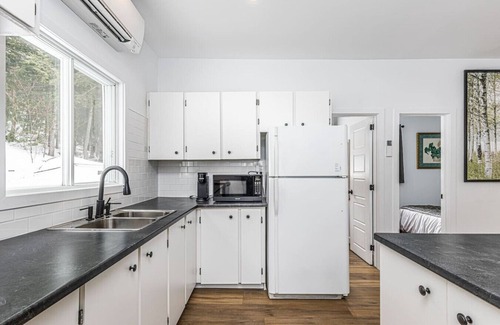 Val-des-Monts Cottage | Cozy Lakeside Cottage