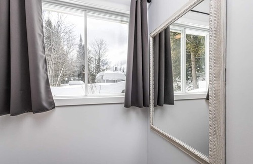 Val-des-Monts Cottage | Cozy Lakeside Cottage
