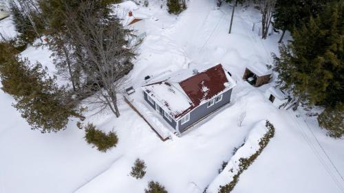 Val-des-Monts Ski Chalet | Cozy Lakeside Cottage