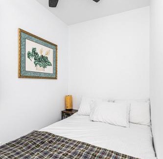 Val-des-Monts Ski Chalet | Cozy Lakeside Cottage
