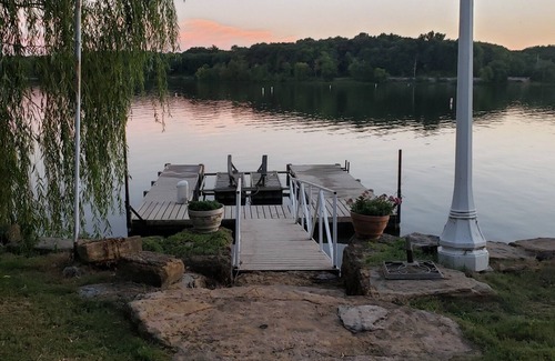 Fort Scott Cottage | Cozy Lakeside Cottage