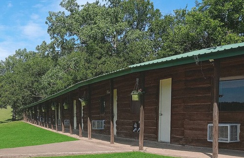 Madill House | Cozy Lakeside Suite- 2BR hotel room by the lake- Texoma Shores Resort