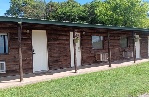 Madill House | Cozy Lakeside Suite- 2BR hotel room by the lake- Texoma Shores Resort