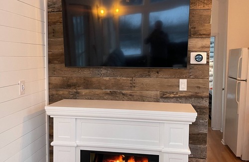 Whitingham House | Cozy Lakeside Tiny Home, Near Skiing with hot breakfast, lunch included