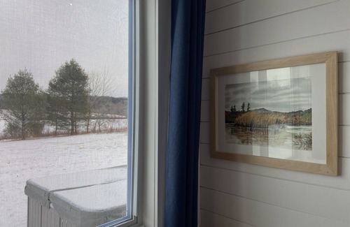 Whitingham House | Cozy Lakeside Tiny Home, Near Skiing with hot breakfast, lunch included
