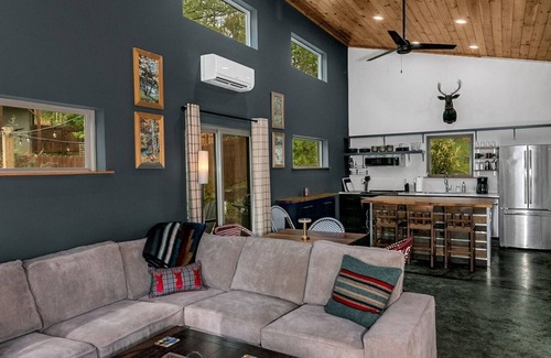 Black Mountain House | Cozy Laurel Cabin w Fire Pit near Golf Course