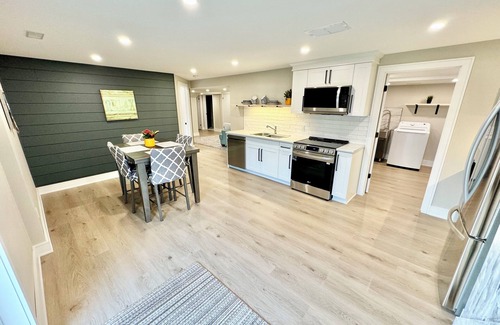 Collingwood House | Cozy Licensed Collingwood Suite & Spa – 1BR + Family Room Near Blue Mountain!