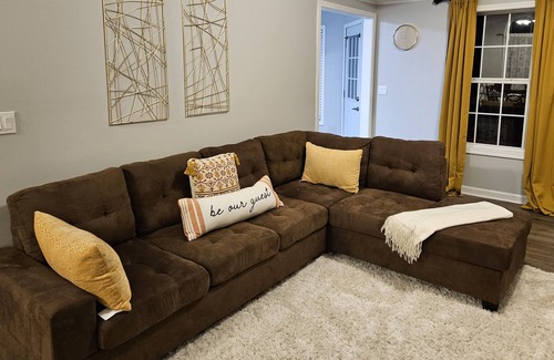 Walnut Grove House | Cozy Living at Cambridge - house close to shops, golf clubs and restaurants.