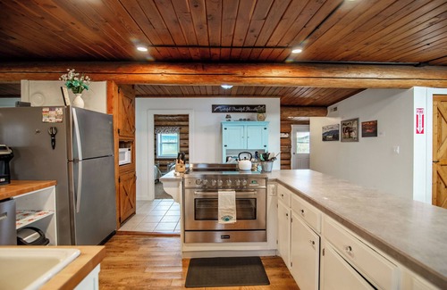 Beach Cabin | Cozy Lodge near Theodore Roosevelt National Park and Medora, ND Sleeps 6 to 8