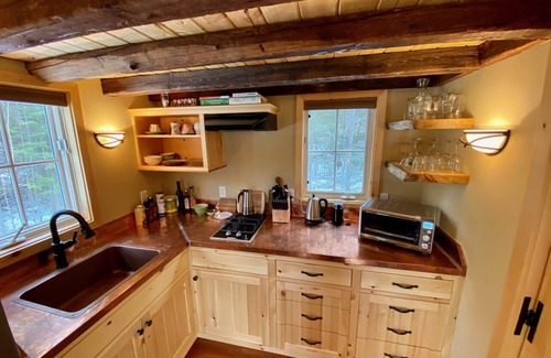 Granville Cabin | Cozy Loft for two with Hot Tub & Mtn Views