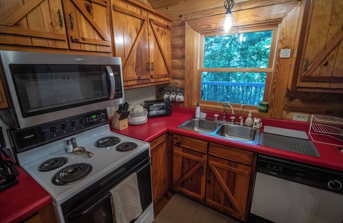 Salem House | Cozy Log Cabin at Lake Jocassee - with Hot Tub, State Park Pass & Boat Parking