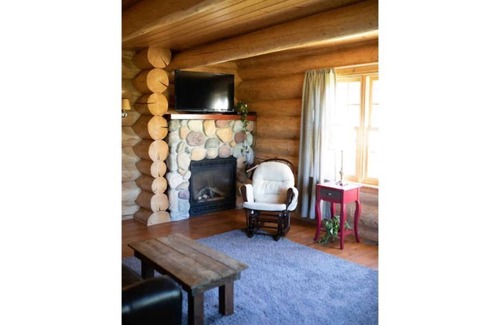 Hancock Cabin | Cozy Log Cabin: Great for Families, Near Trails