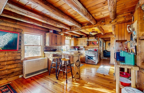 Bethel House | Cozy log cabin & loft, close to recreation, dog-friendly, bbq, balcony, a/c, w/d