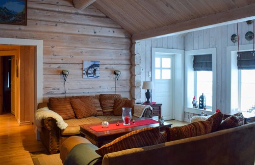 Tyinkrysset House | Cozy log cabin with sauna and mountain view.