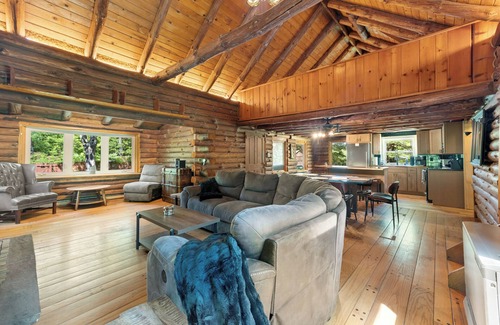 Boiceville Cabin | Cozy Log Cabin with Firepit & Prime Catskills Location
