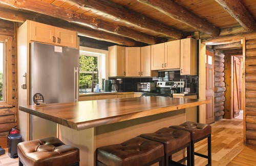 Boiceville Cabin | Cozy Log Cabin with Firepit & Prime Catskills Location