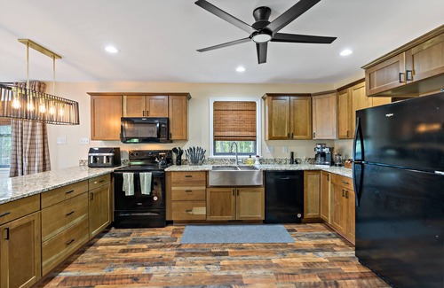 Berkeley Springs Cabin | Cozy Luxe Cabin for Families &Groups Sauna, Arcade, Fire Pit–Berkeley Springs WV