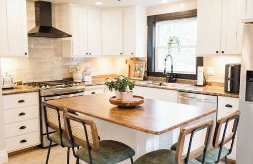 Baraboo House | Cozy Luxe Retreat| High-End Design w/outdoor fire pit WI Dells, Cascade MT, Devils Lake
