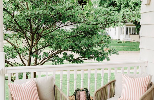 Baraboo House | Cozy Luxe Retreat| High-End Design w/outdoor fire pit WI Dells, Cascade MT, Devils Lake