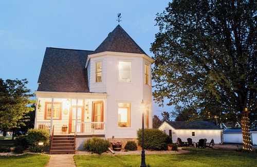 Baraboo House | Cozy Luxe Retreat| High-End Design w/outdoor fire pit WI Dells, Cascade MT, Devils Lake