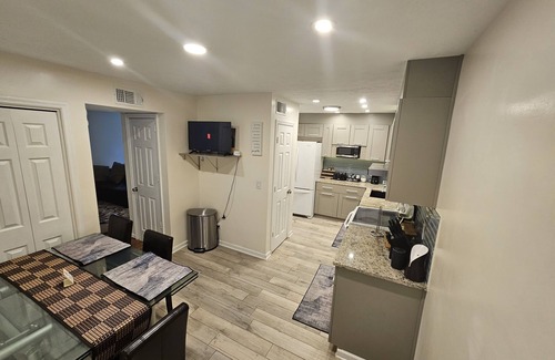 Tucker House | Cozy Luxurious TownHome North Atlanta/Tucker