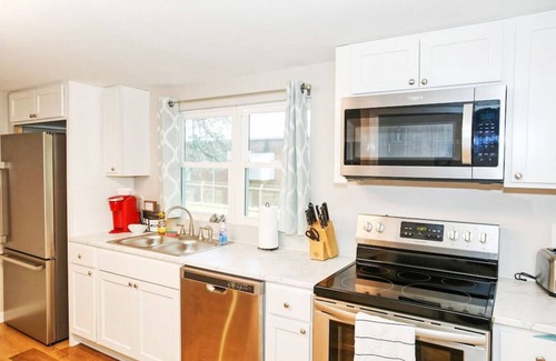 Maiden House | Cozy Maiden Country Home - 3 Bedroom with Backyard Deck