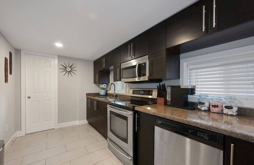 Columbia Heights Condo | Cozy Mid-Century Apartment Steps From Restaurants