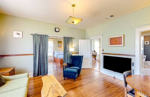 Lockhart House | Cozy Mid-Century Cottage | Lockhart