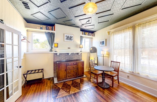 Lockhart House | Cozy Mid-Century Cottage | Lockhart