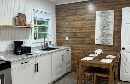 Monroe House | Cozy Minimalistic One Bedroom Home