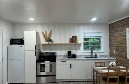 Monroe House | Cozy Minimalistic One Bedroom Home