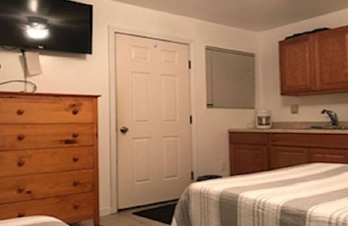 Misquamicut Apartment | Cozy Misquamicut Beach Condo